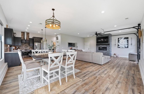 Grain Valley House | Sleeps 12 - 10 Acres - House + Shop - Entertainment Space - 16 Miles to GEHA