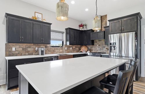 Grain Valley House | Sleeps 12 - 10 Acres - House + Shop - Entertainment Space - 16 Miles to GEHA