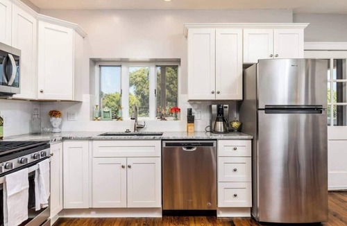 Riverview House | Sleeps 12, 5 King beds, 2 LivingRooms+ 2 Kitchens