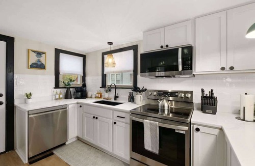 Medina House | Sleeps 13| HotTub| Historic Renovation| Downtown