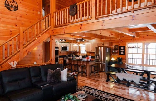 Carbon Hill Cabin | Sleeps 16! Luxury Cabin With Game Room & Hot Tub