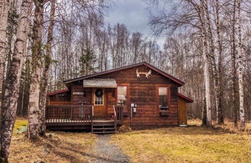 Eagle River Cabin | Sleeps 26 ! Log Cabin, Chalet & Apartment & Hot tubs !