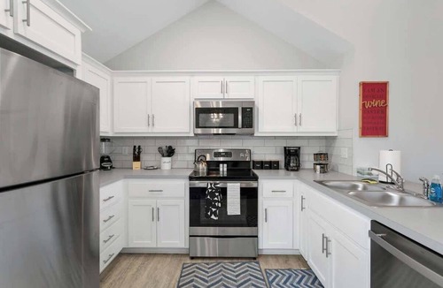 Claycomo House | Sleeps8 Near Arrowhead PetsWelcome