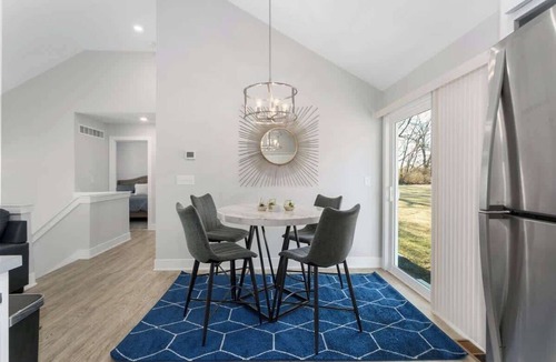 Claycomo House | Sleeps8 Near Arrowhead PetsWelcome