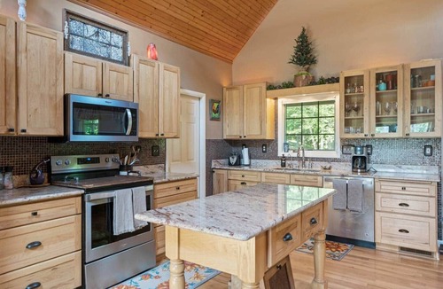 Berkeley Springs House | Sleepy Creek Getaway! Hot tub & Sauna