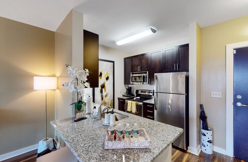 Malden Apartment | ♥Smart TV♥Pool♥Full Kitchen♥20min→Airport♥King