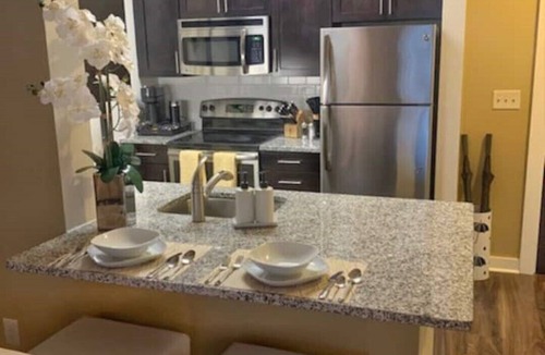 Malden Apartment | ♥Smart TV♥Pool♥Full Kitchen♥20min→Airport♥King