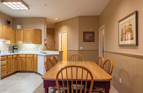 Jeffersonville Condo | Smugglers Notch | Ski Escape | Pool & Slopes | 2BR Suite