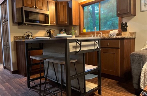 Pickens Cabin | Snuggle Up-Swimming Pool & Clubhouse - Tiny House