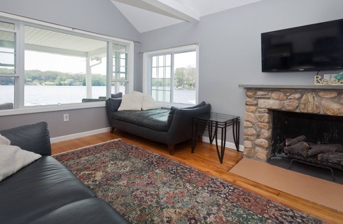 Montville Cottage | Social Distancing Escape on Oxoboxo Lake! Waterfront!!