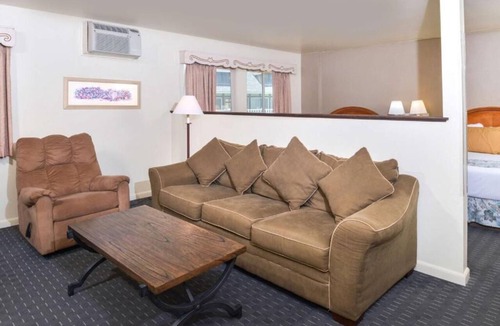 Solvang Hotel | Solvang Danish Adventure! 2 units w/Continental Bfast, Parking, Swimming Pool