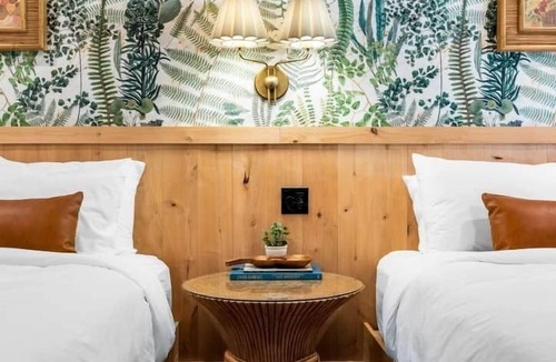 Jasper Hotel | Sommer House Inn-The Aloha Room