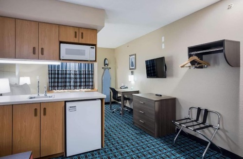 Blue Springs Hotel | Sonesta Essential Hotels & Suites Kansas City/Blue Springs