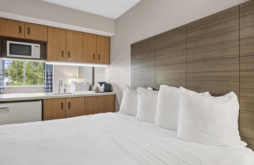 Blue Springs Hotel | Sonesta Essential Hotels & Suites Kansas City/Blue Springs