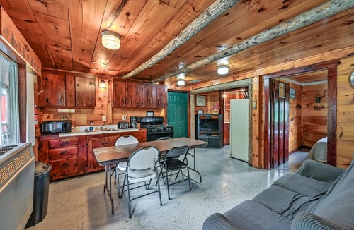 Solon Cabin | Soothing lodge with WiFi in charming Solon