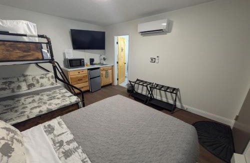 Canaan Hotel | South of the Border Room 7