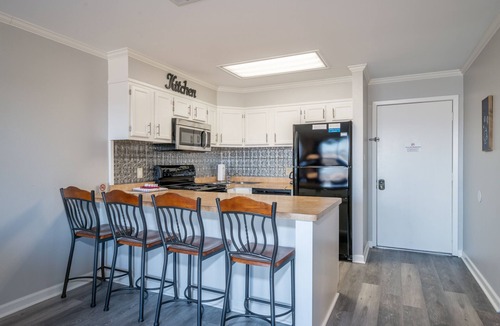 Lake Hamilton Condo | South Shore 1 bdrm! Gameroom! MiniGolf, 2 pools, pickleball, tennis, etc!