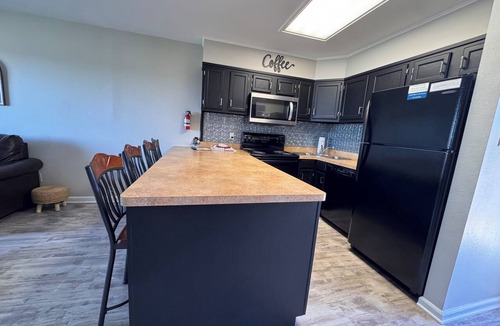 Lake Hamilton Condo | South Shore Newly Updated 1-bedroom! Mini-Golf, pickleball, 2 Pools & More!