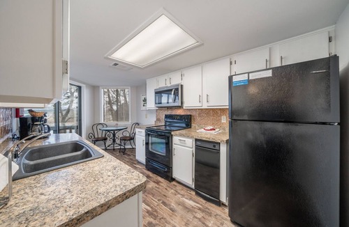 Lake Hamilton Condo | South Shore Updated 2 Bdrm! Gameroom/Hot tub! Mini-Golf! Lake View! Sleeps 8!