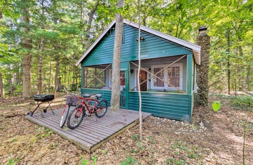 Town of Southold Town House | Southold Cottage w/Patio & Grill - Walk to Beach!