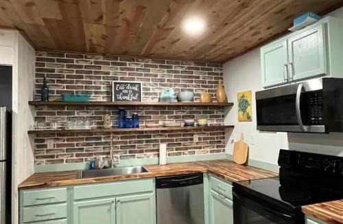 Cabot House | Southside Hideaway