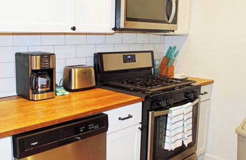 Pittsburgh Apartment | Spacious 1-bedroom apartment with private deck