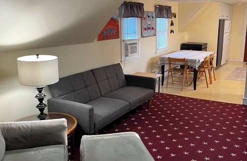 Ellsworth Cottage | Spacious 1 Bedroom Apt w/King Bed Full Kitchen & Bathroom