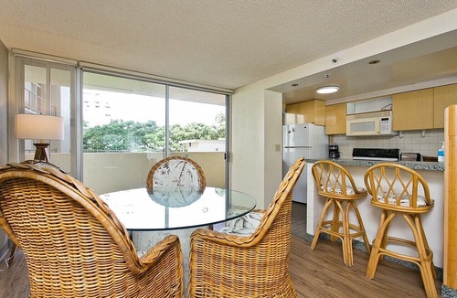 Diamond Head - Kapahulu - St. Louis Apartment | Spacious 2 Bedroom Oceanfront Condo with Full Kitchen & 'Wrap around' Lanai