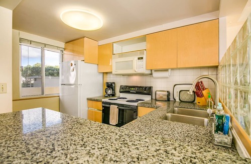 Diamond Head - Kapahulu - St. Louis Apartment | Spacious 2 Bedroom Oceanfront Condo with Full Kitchen & 'Wrap around' Lanai