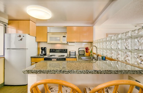 Diamond Head - Kapahulu - St. Louis Apartment | Spacious 2 Bedroom Oceanfront Condo with Full Kitchen & 'Wrap around' Lanai