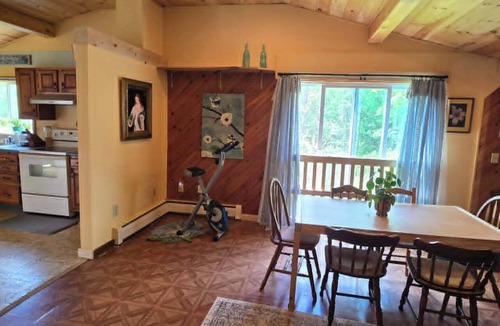 Lincolnville Apartment | Spacious 2-BR Apartment in Coastal Lincolnville purr-fect for the family