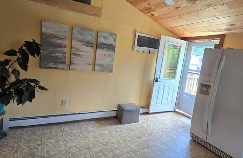 Lincolnville Apartment | Spacious 2-BR Apartment in Coastal Lincolnville purr-fect for the family