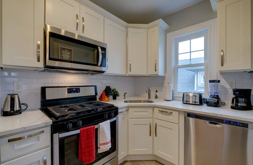 Roxbury Apartment | Spacious 2bd/1ba | Free Parking | 3D TOUR 1203