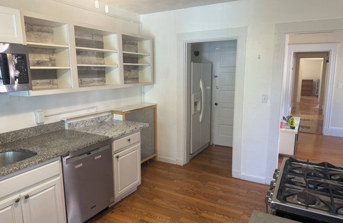 North Cambridge Apartment | Spacious 3 bedroom Porter Square Apartment, 1 mile from Harvard, Lesley & Tuffs.