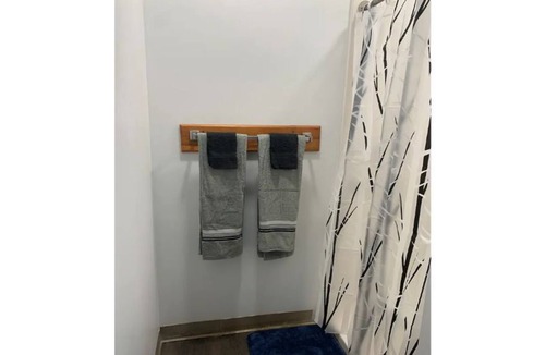 Topeka House | Spacious 3 BR, 2BT, 2 Fireplace & Full Kitchen.
