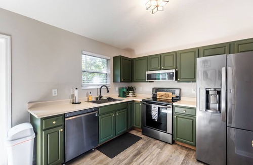Elsmere House | Spacious 3BR Stay, Work-Ready, Family & Crew Friendly, min. 3 Months Preferred