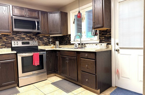 Silver Lane House | Spacious 4-Bedroom Home for Groups & Families — Minutes from Hartford