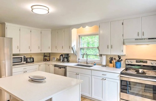 Hebron House | Spacious 4-bedroom house a quick walk to the town beach & Grey Rocks Trails