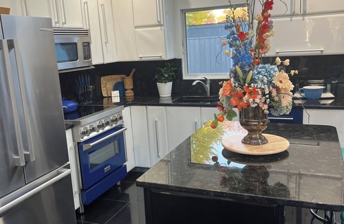 Bristol House | Spacious 4-bedroom Modern Architecture Cozy Getaway with Fitness Room, WiFi