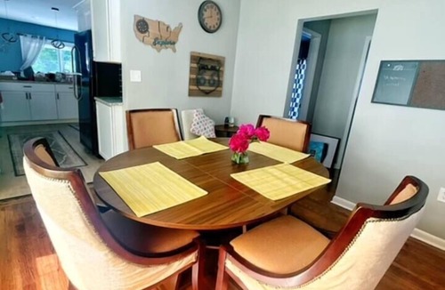 Kansas City House | Spacious 4 Bedroom 2 Full Bath - Triple Crown KC