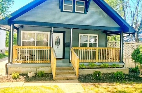 Kansas City House | Spacious 4 Bedroom 2 Full Bath - Triple Crown KC