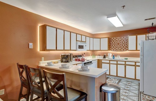 Downtown Memphis Apartment | Spacious 4-BR Apt, Fast WiFi in Downtown Memphis. Walk to Convention Center.