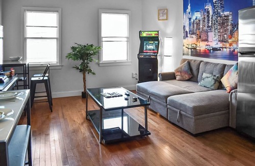 Newark House | Spacious 4BR/Arcade & Games/LuxCafe/2 King Beds/30min to NYC