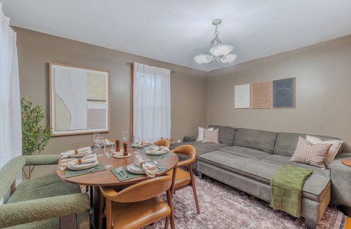 Inman Square Apartment | Spacious 5 bed apartment retreat in gorgeous Cambridge, Walk to Harvard