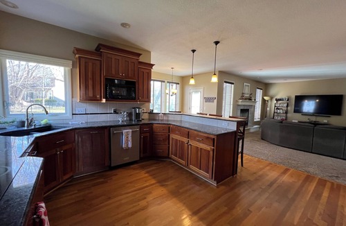 Olathe House | Spacious 5-bedroom house in Olathe. Finished basement and outdoor deck/space.