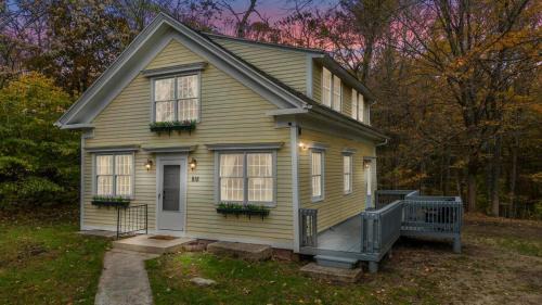 Oakdale House | Spacious-5 Beds! 3 Mi to Mohegan