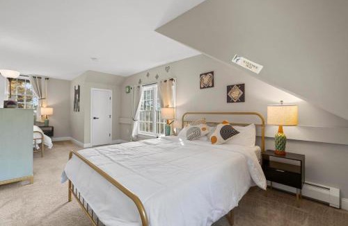 Oakdale House | Spacious-5 Beds! 3 Mi to Mohegan