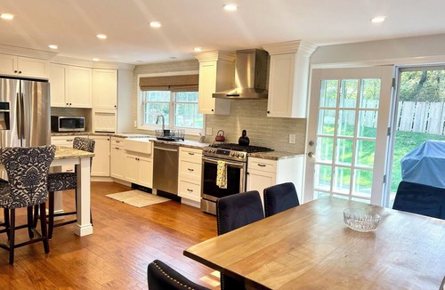 Westerly House | Spacious 5bdrm home- saltwater pool, WiFi, AC, private beach parking pass