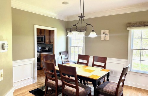 Hudson House | Spacious 6-bedroom house with AC in Hudson