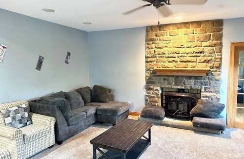 Hudson House | Spacious 6-bedroom house with AC in Hudson